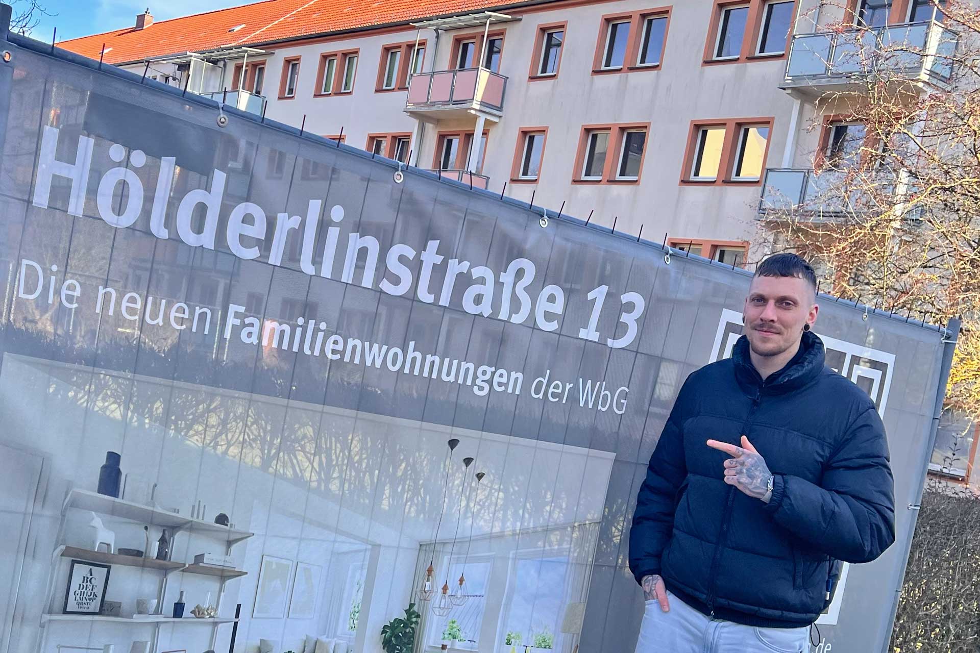 Gut sichtbar: Das neue Transparent von WbG-Marketingexperte Julian Wurziger wirbt für das neue Raumkonzept. Foto: Sebastian Höfer