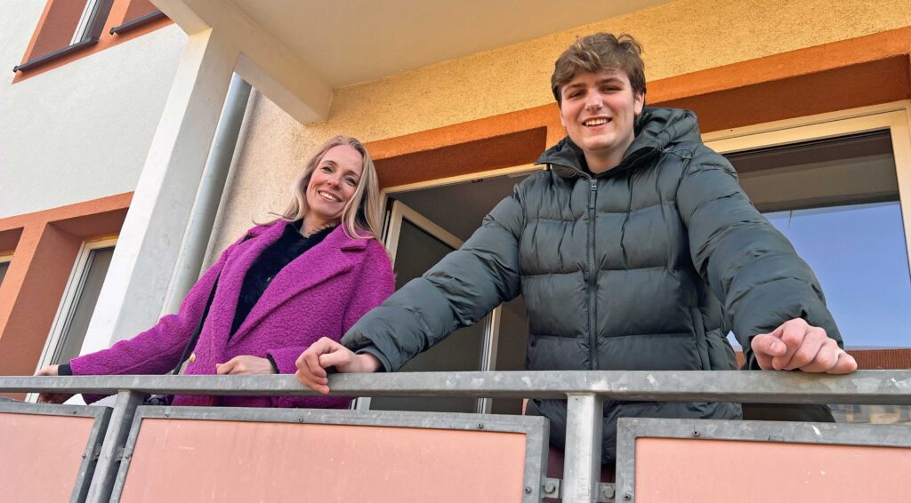 Empfangen die Mietinteressenten für die neuen Familienwohnungen in Haselbrunn mit einem Lächeln - Nadine Dolmetsch mit Azubi Luca vom WbG-Wohnservice. Foto: Sebastian Höfer