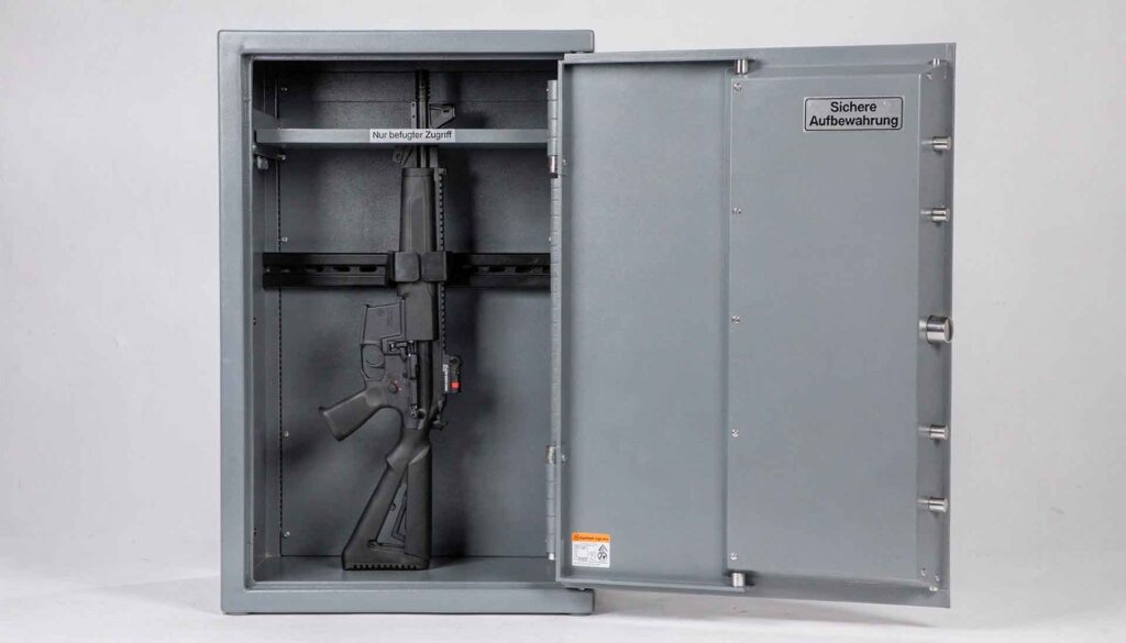 Vogtlandkreis überprüft Waffenaufbewahrung weiterhin konsequent. Foto: Spitzenstadt/KI