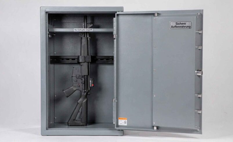 Vogtlandkreis überprüft Waffenaufbewahrung weiterhin konsequent. Foto: Spitzenstadt/KI