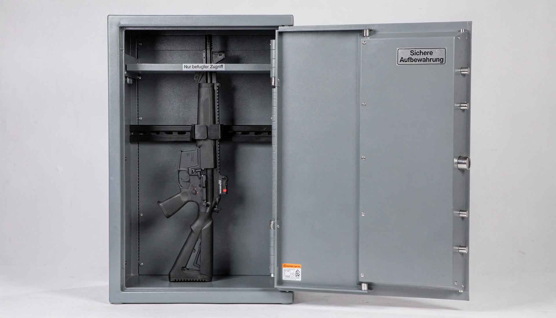 Vogtlandkreis überprüft Waffenaufbewahrung weiterhin konsequent. Foto: Spitzenstadt/KI