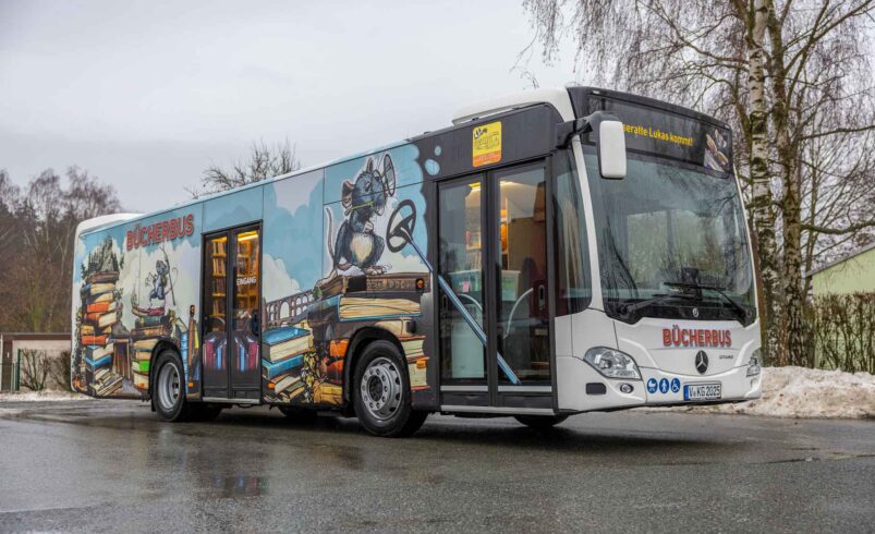 Der neue Bücherbus ist ein echter Hingucker. Foto: Vogtlandkreis