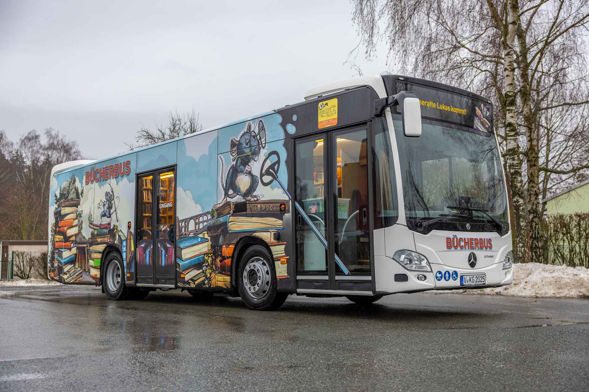 Neuer Bücherbus bringt im Vogtland Lesefreude aufs Land