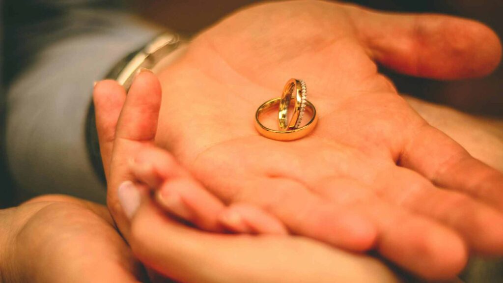 Von der Schublade zum Bargeld – und dann? Welchen Weg macht ein alter Goldring nach dem Verkauf... Foto: Pexels.com