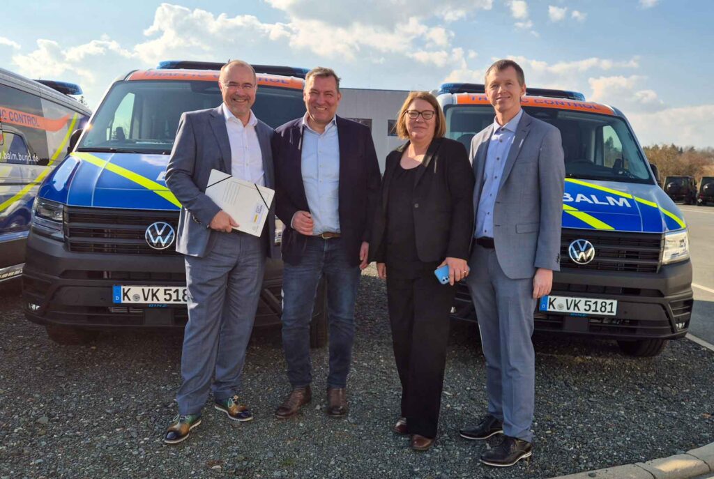 Besuch bei BINZ (von links nach rechts): Oberbürgermeister Steffen Zenner, Geschäftsführer Carsten Bothmann, Conny Klaubert (Vertriebsinnendienst/Projektmanagement BINZ), Alexander Stempell (Wirtschaftsförderung). Foto: Stadt Plauen