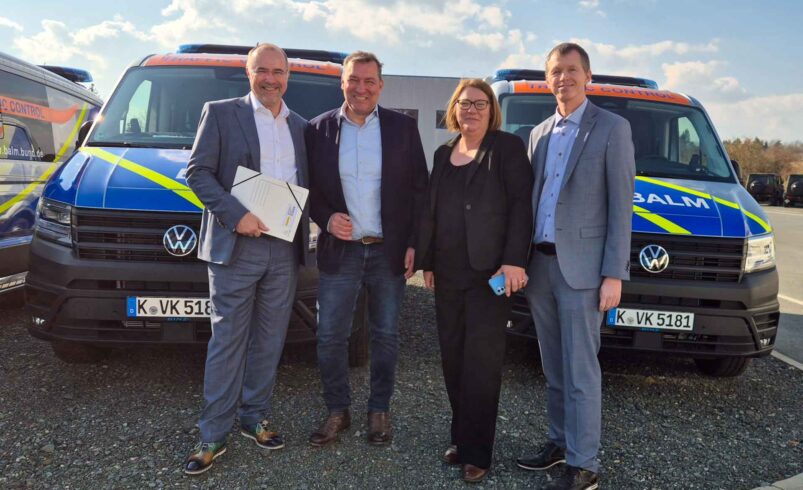 Besuch bei BINZ (von links nach rechts): Oberbürgermeister Steffen Zenner, Geschäftsführer Carsten Bothmann, Conny Klaubert (Vertriebsinnendienst/Projektmanagement BINZ), Alexander Stempell (Wirtschaftsförderung). Foto: Stadt Plauen
