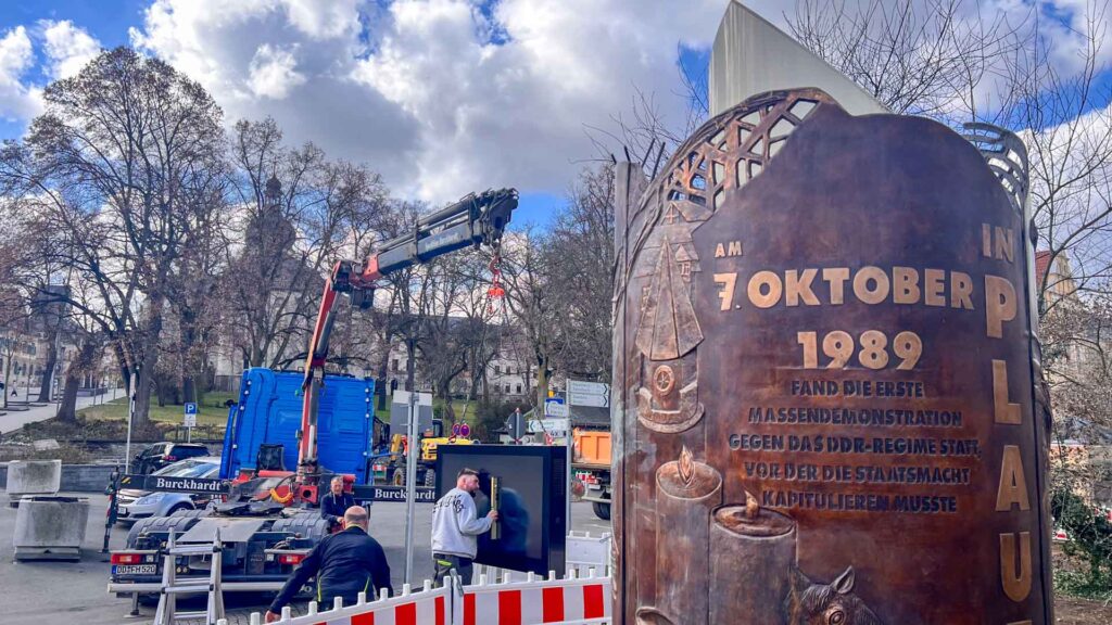 Am Thomas-Küttler-Platz wird ein digitaler Erinnerungsmonitor zur Friedlichen Revolution eingeweiht. Foto: S. Höfer