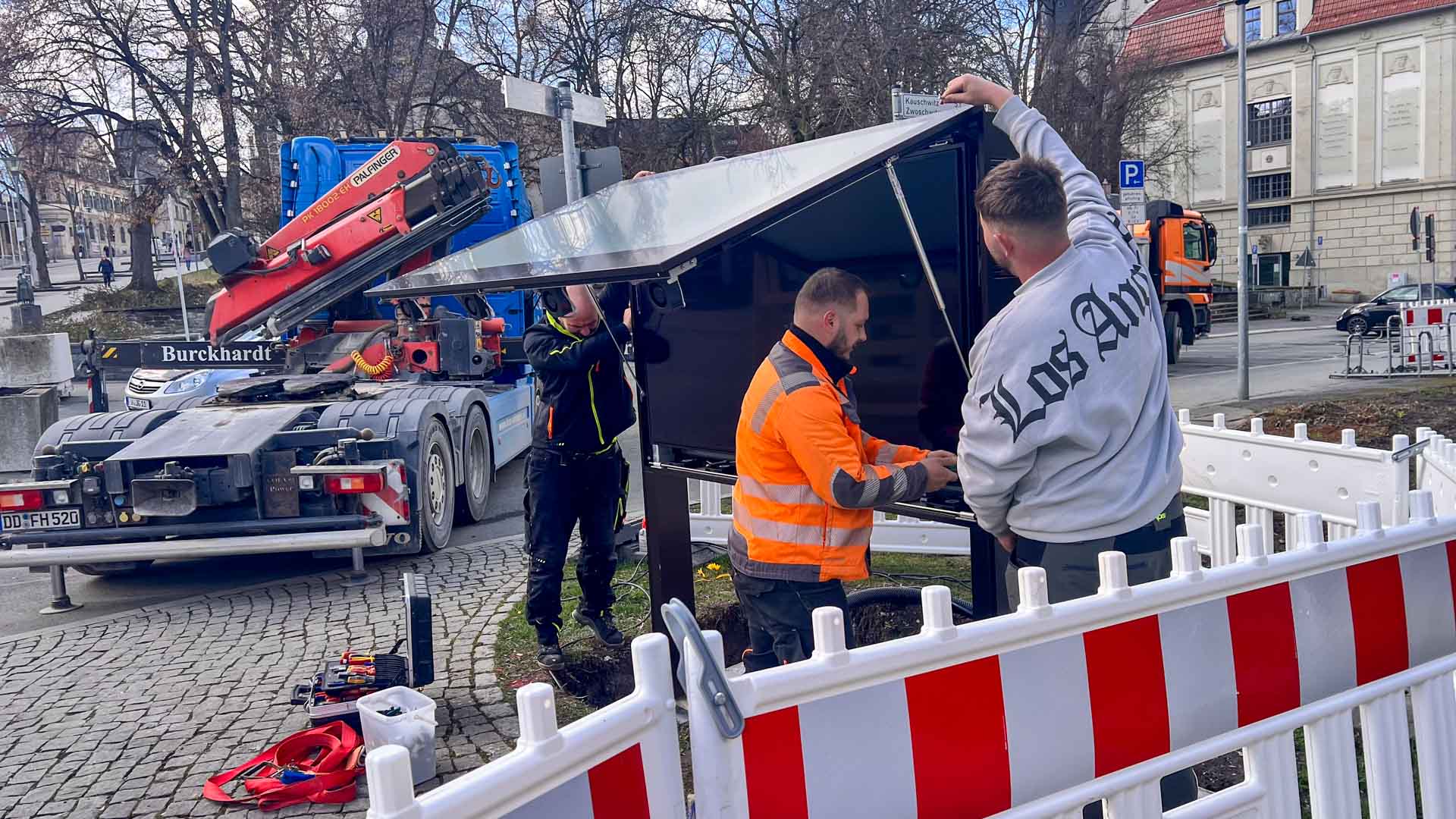 Am Thomas-Küttler-Platz wird ein digitaler Erinnerungsmonitor zur Friedlichen Revolution eingeweiht. Foto: S. Höfer