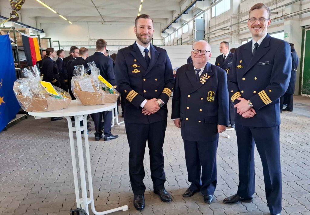 Kommandowechsel der Besatzung Golf & U 36: Fkpt. Lars Bahnemann, Prof. Dr. Lutz Kowalzick und KKpt. Michael Jasper (von links). Foto: Stadt Plauen