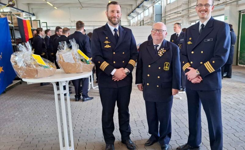Kommandowechsel der Besatzung Golf & U 36: Fkpt. Lars Bahnemann, Prof. Dr. Lutz Kowalzick und KKpt. Michael Jasper (von links). Foto: Stadt Plauen