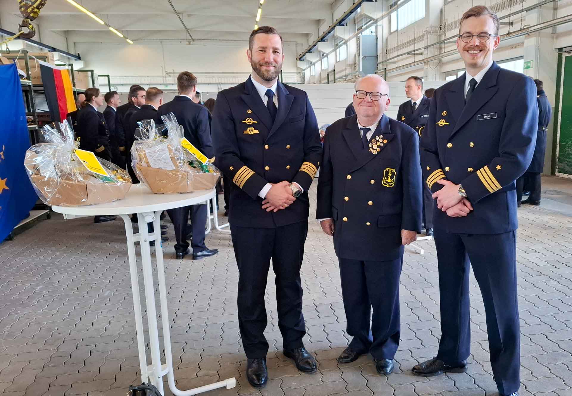 Kommandowechsel der Besatzung Golf & U 36: Fkpt. Lars Bahnemann, Prof. Dr. Lutz Kowalzick und KKpt. Michael Jasper (von links). Foto: Stadt Plauen
