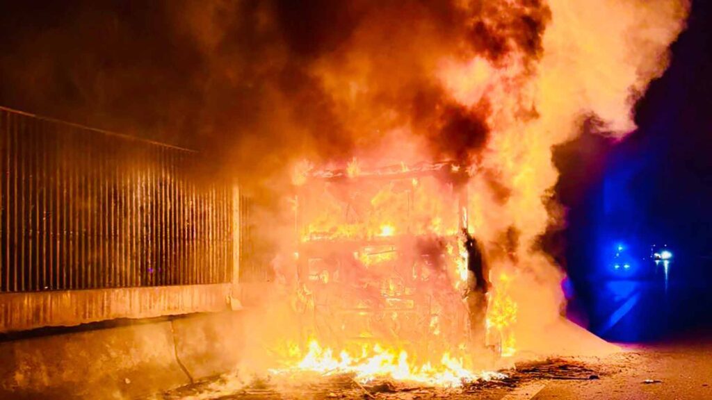 Lkw auf der A72 ausgebrannt - zeitweise Vollsperrung - keine Verletzten. Foto: Stadt Plauen