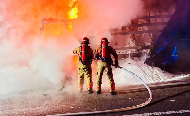 Umfangreicher Feuerwehreinsatz auf der A72 - Lkw ausgebrannt. Foto: Stadt Plauen