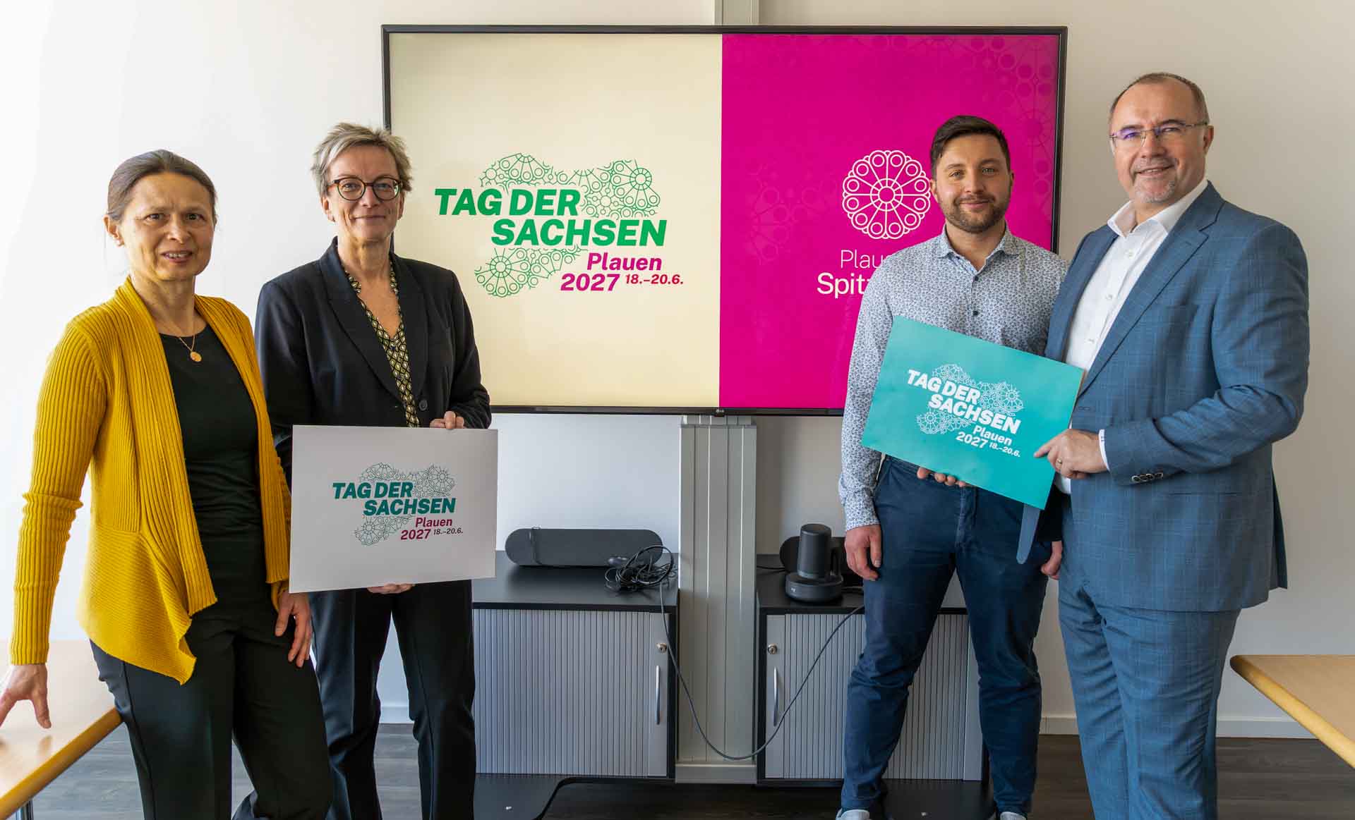 Vorstellung des Logos durch Katja Schmidt (ARGE), Birgit Kretschmer (Leiterin der Geschäftsstelle "Tag der Sachsen"), Lars Krämer (Büroleiter) und Oberbürgermeister Steffen Zenner (von links nach rechts). Foto: Stadt Plauen
