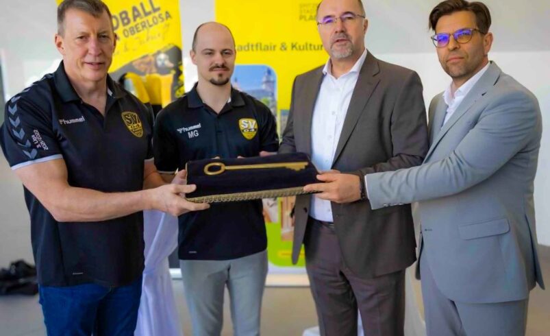 Vereinsvorsitzender SV 04 Prof.-Ing. Bernd Märtner, Geschäftsführer SV 04 Betriebsgesellschaft Marcel Gemeinhardt, Oberbürgermeister Steffen Zenner, Justiziar Stadt Plauen Sascha Giller. Foto: SV 04 Oberlosa