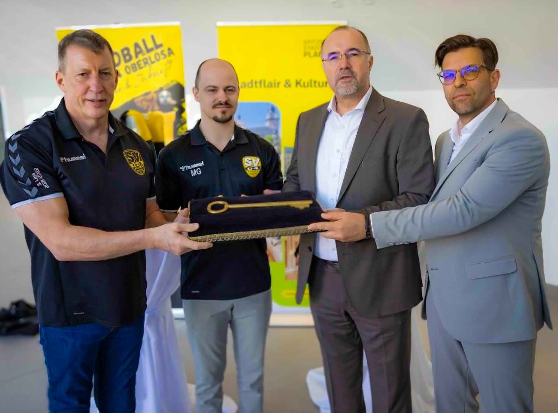 Vereinsvorsitzender SV 04 Prof.-Ing. Bernd Märtner, Geschäftsführer SV 04 Betriebsgesellschaft Marcel Gemeinhardt, Oberbürgermeister Steffen Zenner, Justiziar Stadt Plauen Sascha Giller. Foto: SV 04 Oberlosa