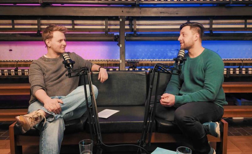 Screenshot aus Folge 1 des Videopodcasts "Tag der Sachsen 2027: So entsteht das Fest" mit Host Max (links im Bild) und Lars Krämer (Projektleiter "Tag der Sachsen" in Plauen). Foto: Stadt Plauen