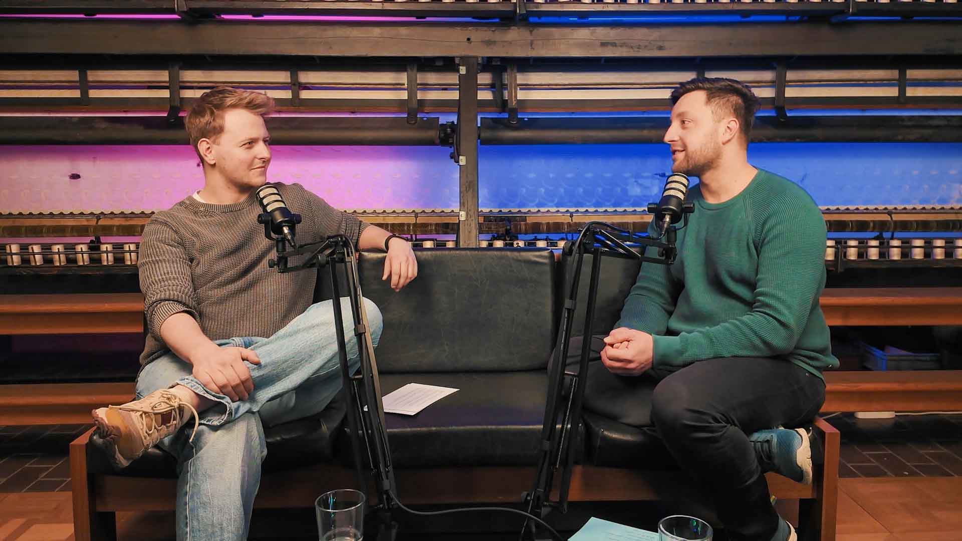 Screenshot aus Folge 1 des Videopodcasts "Tag der Sachsen 2027: So entsteht das Fest" mit Host Max (links im Bild) und Lars Krämer (Projektleiter "Tag der Sachsen" in Plauen). Foto: Stadt Plauen