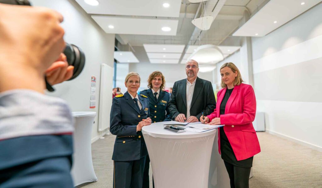 Unterzeichnung Kooperationsvereinbarung: Sonja Penzel (Inspekteurin der Polizei), Dorothee Lotterhos (Leiterin Polizeirevier Plauen), OB Steffen Zenner und Grit Blöse (Kriminaldirektorin Kriminalpolizeiinspektion Zwickau) (v.l.n.r.). Foto: Stadt Plauen