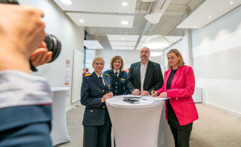 Unterzeichnung Kooperationsvereinbarung: Sonja Penzel (Inspekteurin der Polizei), Dorothee Lotterhos (Leiterin Polizeirevier Plauen), OB Steffen Zenner und Grit Blöse (Kriminaldirektorin Kriminalpolizeiinspektion Zwickau) (v.l.n.r.). Foto: Stadt Plauen