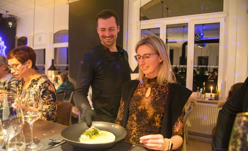 Oelsnitz: Im Bild: Jenny Thümmler (rechts) aus Bad Elster hat das Globalfilet in Oelsnitz in den vergangenen Jahren schon öfters besucht. Sie ist von Kevin Seidel (links) und seinem Gastro-Event immer wieder begeistert. Foto: C. Schubert