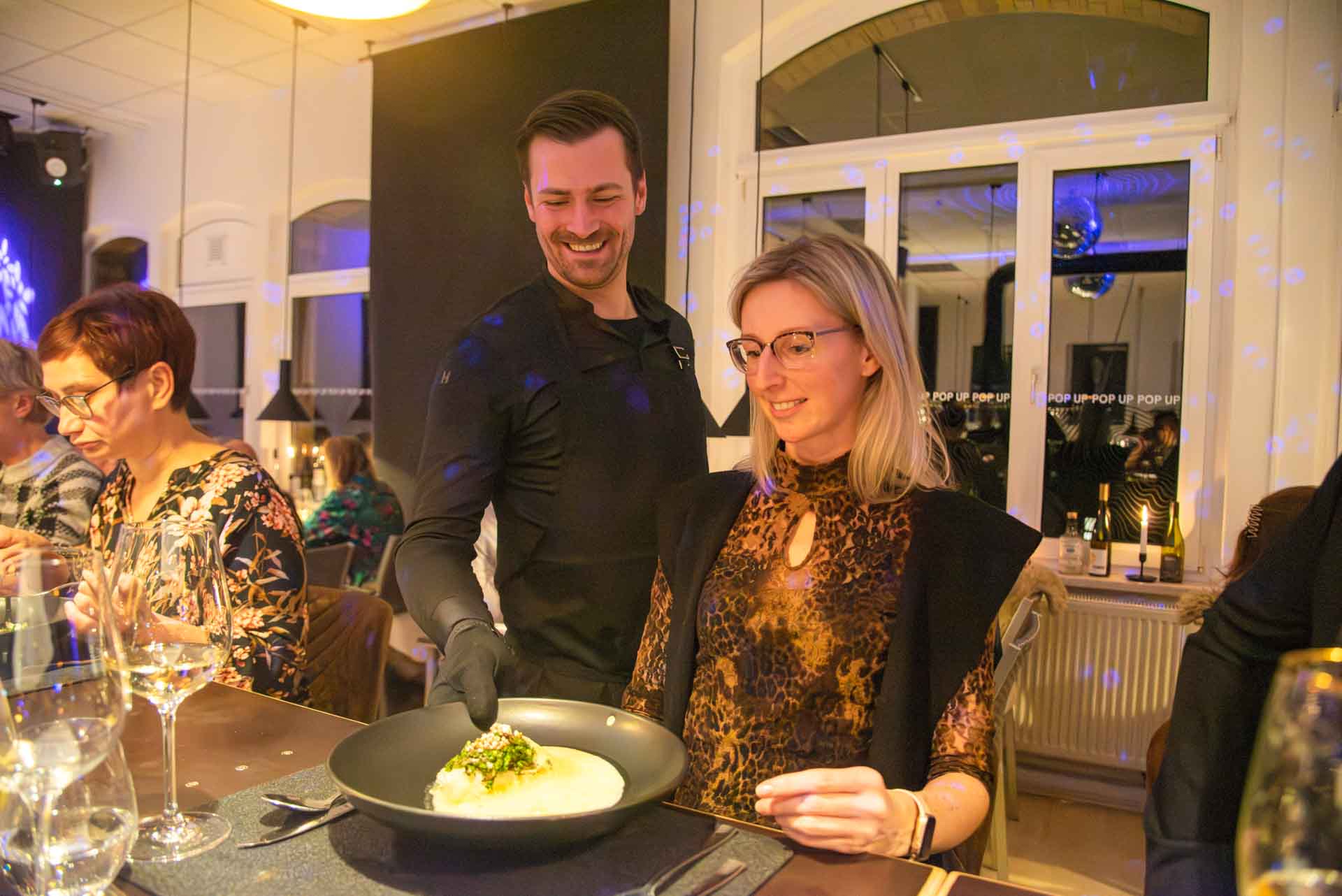 Oelsnitz: Im Bild: Jenny Thümmler (rechts) aus Bad Elster hat das Globalfilet in Oelsnitz in den vergangenen Jahren schon öfters besucht. Sie ist von Kevin Seidel (links) und seinem Gastro-Event immer wieder begeistert. Foto: C. Schubert