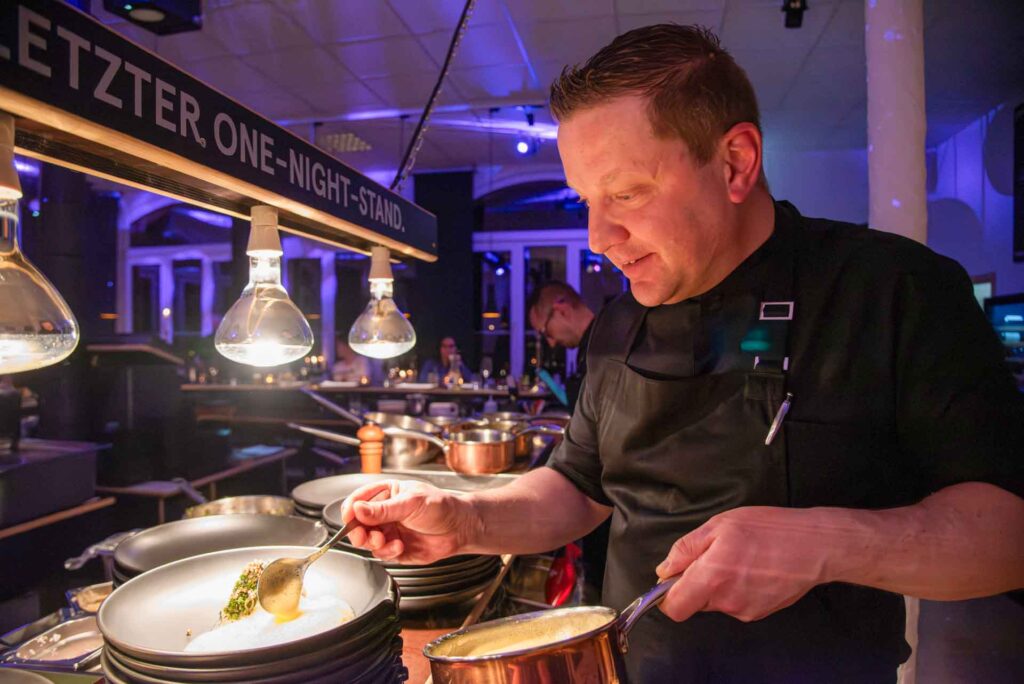 Mitarbeiter Marcel Wörl richtet ein Fischgericht beim Globalfilet in Oelsnitz auf dem Teller an. Foto: C. Schubert