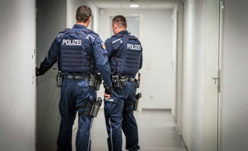 Die Polizei ermittelt. Themenfoto: Spitzenstadt/KI