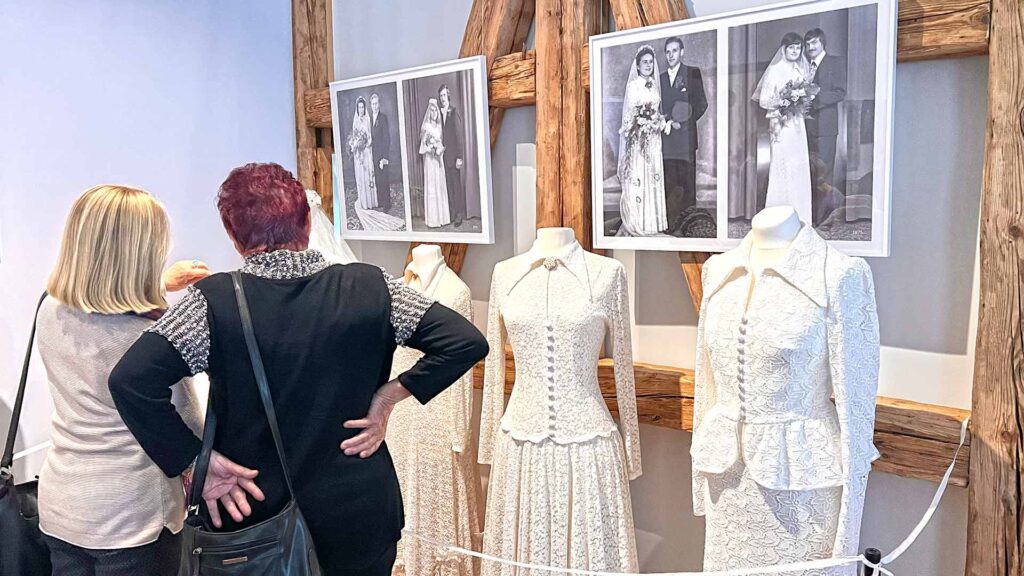 Ganz in Weiß? - Die Sonderausstellung in der Fabrik der Fäden ist bis Ende August 2026 zu sehen. Foto: Sebastian Höfer