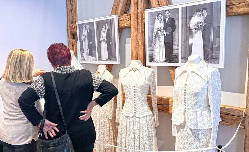 Ganz in Weiß? - Die Sonderausstellung in der Fabrik der Fäden ist bis Ende August 2026 zu sehen. Foto: Sebastian Höfer