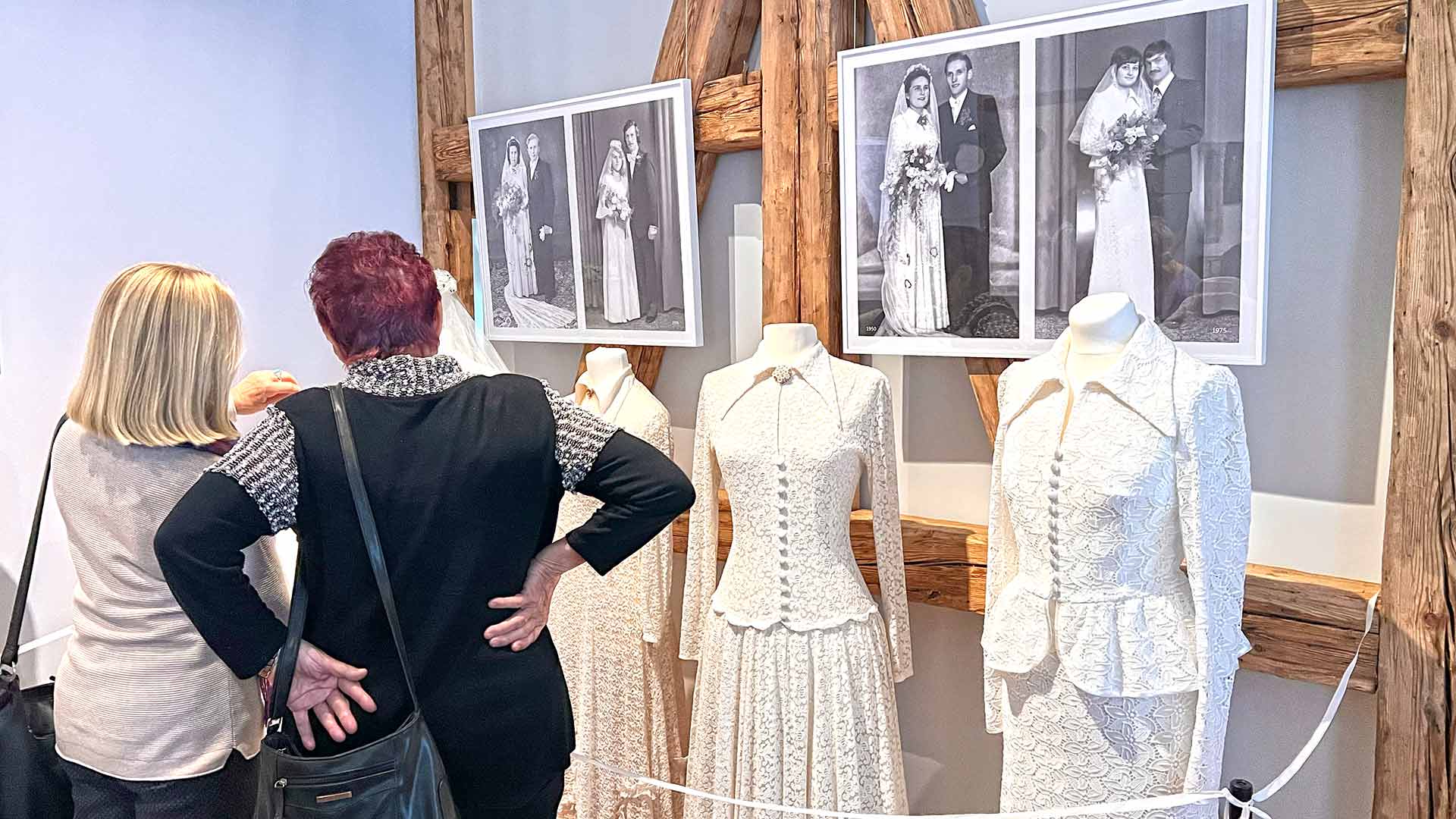 Ganz in Weiß? - Die Sonderausstellung in der Fabrik der Fäden ist bis Ende August 2026 zu sehen. Foto: Sebastian Höfer