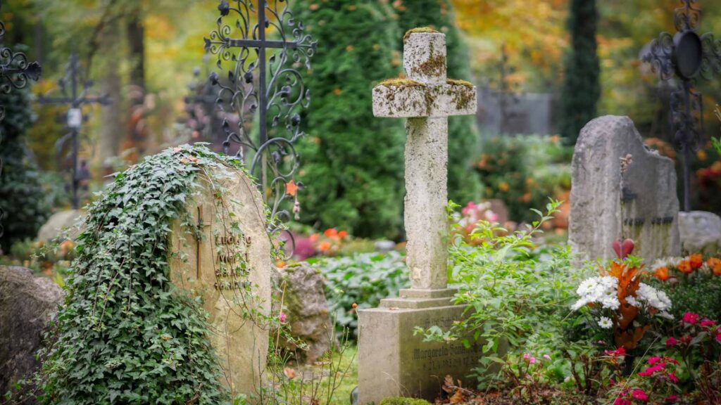 Normalerweise liegen Verstorbene in Frieden auf einem Friedhof. Foto: Pixabay.com