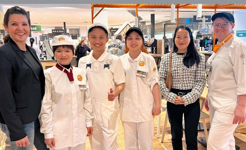 Sehr zufrieden mit ihren vietnamesischen Auszubildenden sind GLOBUS-Personalleiterin Kristin Vogel (links im Bild) und Monique Selig, die im Bereich Gastronomie die zuverlässigen Azubis betreut. Auch Chung Nguyen (Zweite von rechts), Inhaberin einer Sprachschule in Vietnam, machte sich vor Ort ein Bild von der Ausbildungssituation. Foto: Sebastian Höfer