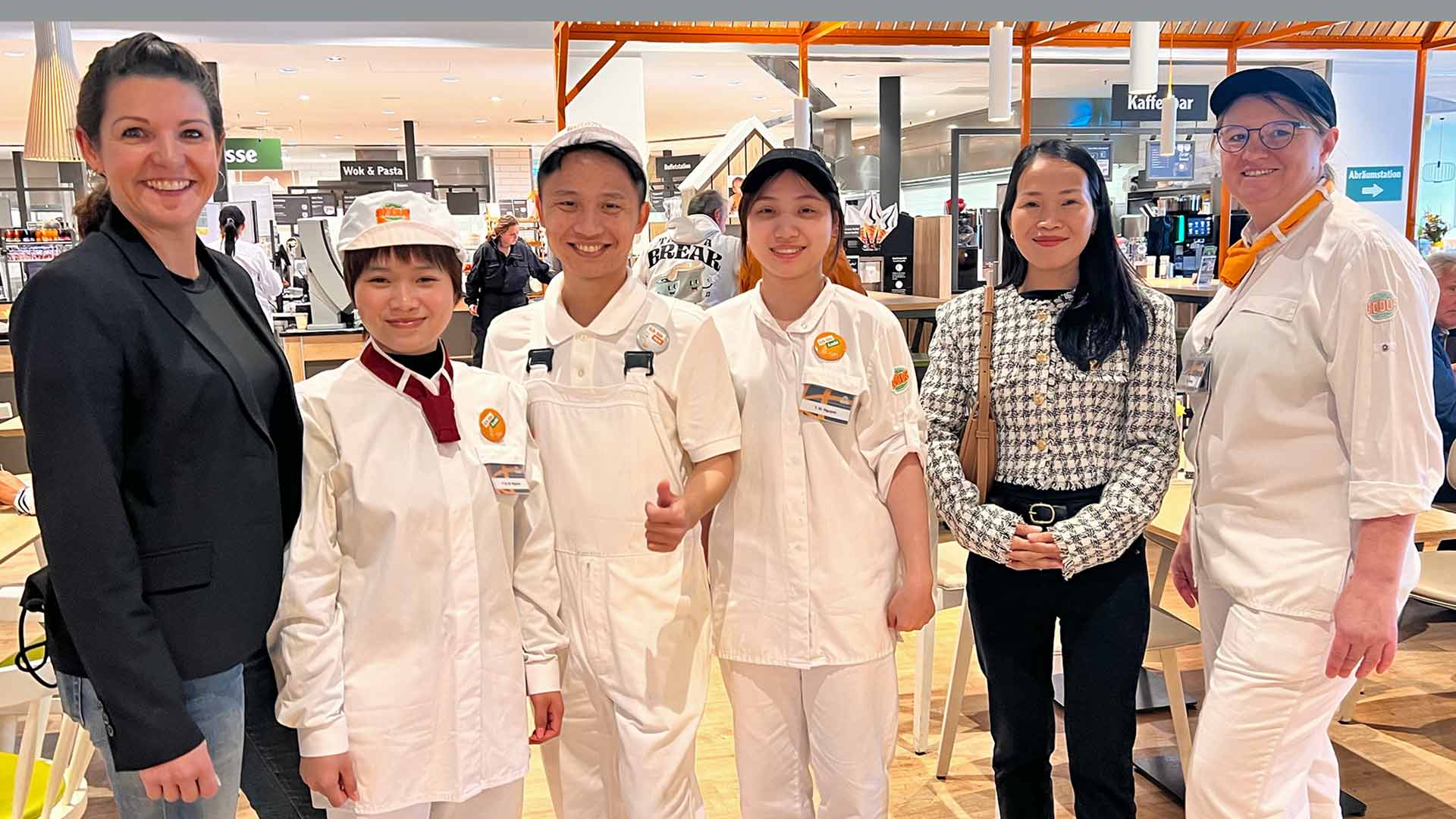 Sehr zufrieden mit ihren vietnamesischen Auszubildenden sind GLOBUS-Personalleiterin Kristin Vogel (links im Bild) und Monique Selig, die im Bereich Gastronomie die zuverlässigen Azubis betreut. Auch Chung Nguyen (Zweite von rechts), Inhaberin einer Sprachschule in Vietnam, machte sich vor Ort ein Bild von der Ausbildungssituation. Foto: Sebastian Höfer