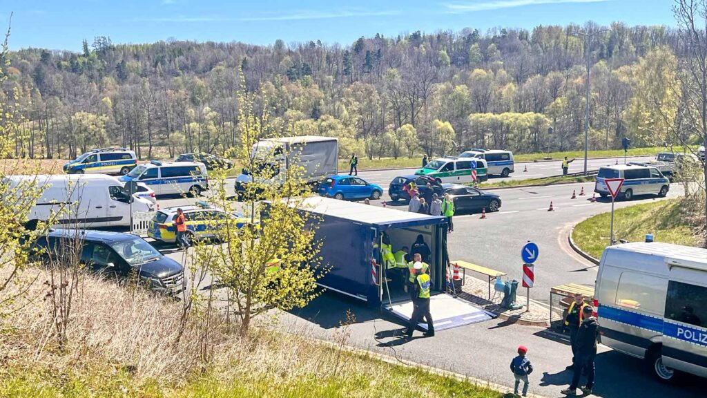 Große Verkehrskontrolle in Plauen-Altchrieschwitz: Auf der Dresdner Straße registrierte die Polizei zahlreiche Verstöße – Schwerpunkt war Drogen im Straßenverkehr. Foto: S. Höfer