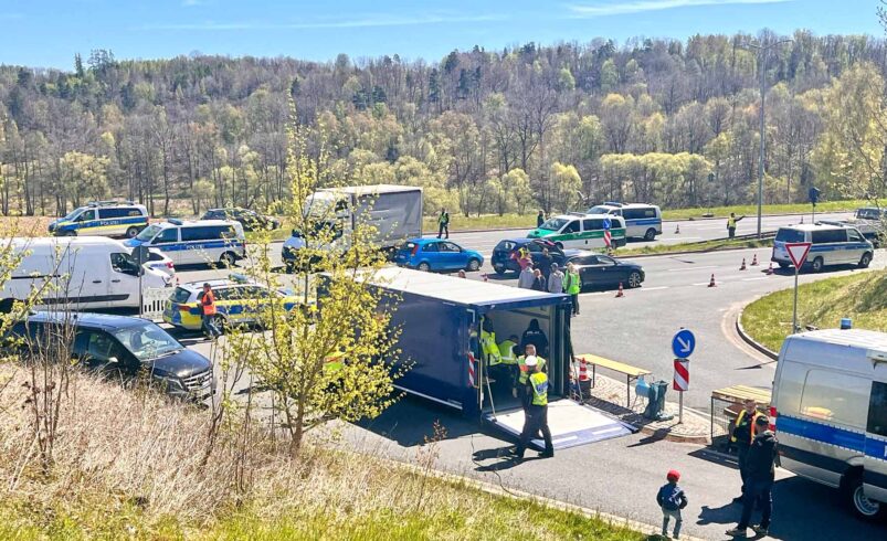 Große Verkehrskontrolle in Plauen-Altchrieschwitz: Auf der Dresdner Straße registrierte die Polizei zahlreiche Verstöße – Schwerpunkt war Drogen im Straßenverkehr. Foto: S. Höfer