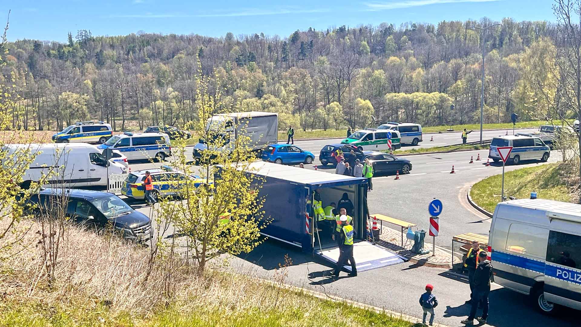 Große Verkehrskontrolle in Plauen-Altchrieschwitz: Auf der Dresdner Straße registrierte die Polizei zahlreiche Verstöße – Schwerpunkt war Drogen im Straßenverkehr. Foto: S. Höfer
