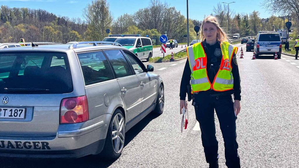 Große Verkehrskontrolle in Plauen-Altchrieschwitz: Auf der Dresdner Straße registrierte die Polizei zahlreiche Verstöße – Schwerpunkt war Drogen im Straßenverkehr. Foto: S. Höfer