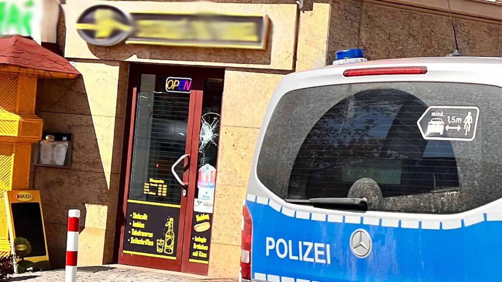 Ein Unbekannter hat am Mittwochnachmittag einen Pflasterstein in die Scheibe eines Cafés geworfen. Foto: S. Höfer