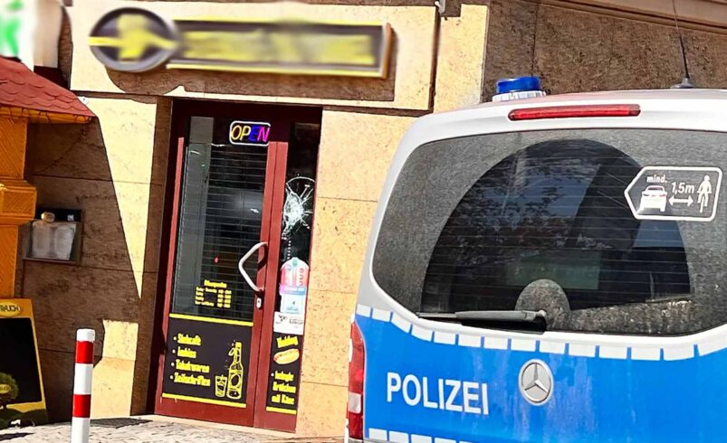 Ein Unbekannter hat am Mittwochnachmittag einen Pflasterstein in die Scheibe eines Cafés geworfen. Foto: S. Höfer