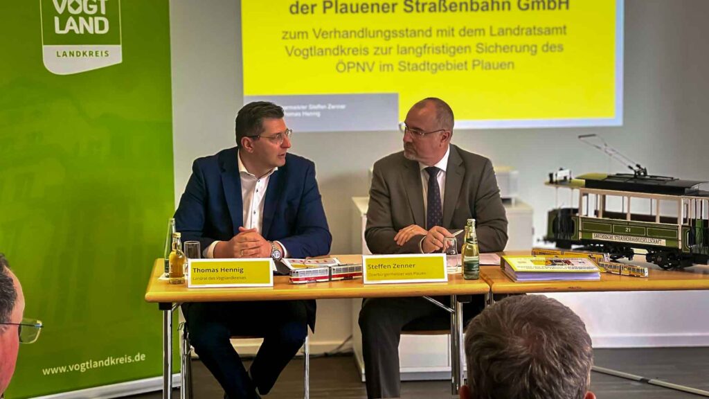 Landrat Thomas Hennig und Plauens Oberbürgermeister Steffen Zenner bei der Vorstellung der Zukunftskonzeptes für die Plauener Straßenbahn. Foto: S. Höfer