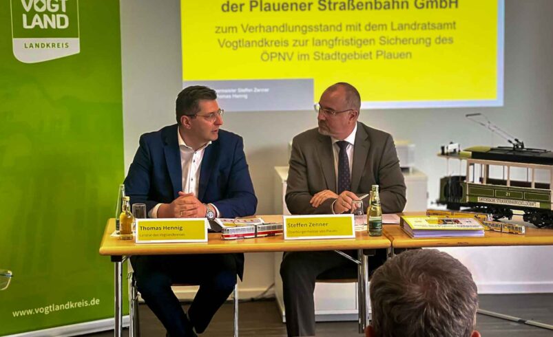 Landrat Thomas Hennig und Plauens Oberbürgermeister Steffen Zenner bei der Vorstellung der Zukunftskonzeptes für die Plauener Straßenbahn. Foto: S. Höfer