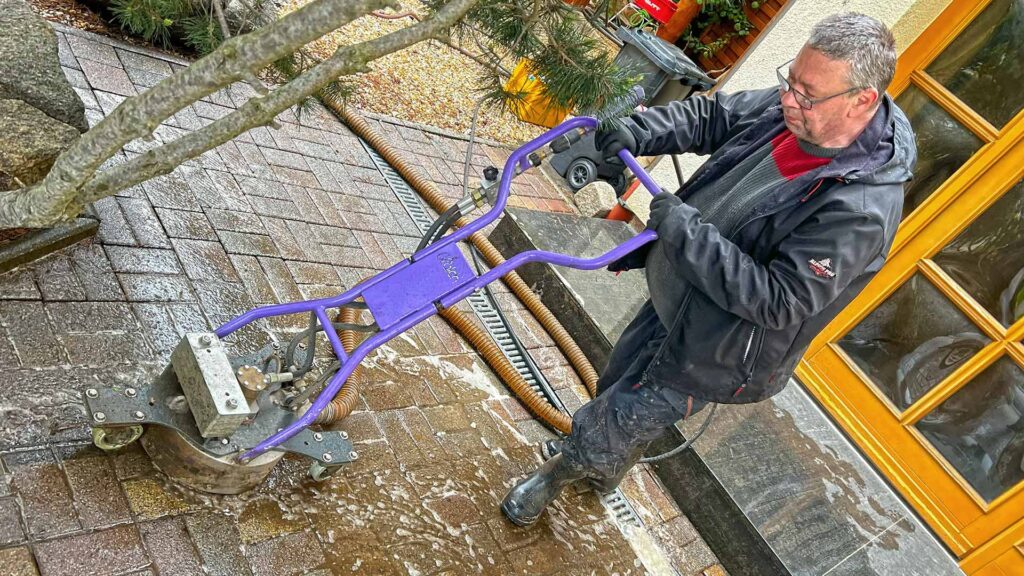 Spezialtechnik gegen Schmutz, Flechten und Verunreinigungen im Einsatz. Foto: Sebasian Höfer