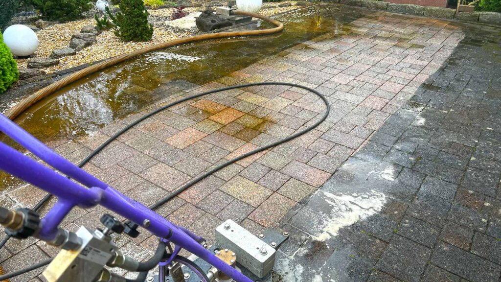 Da liegen Welten dazwischen: Im Bild eine zur Hälfte gereinigte Terrasse. Flechten und tiefe Verunreinigungen wurden hier nahezu rückstandslos entfernt. Foto: Sebastian Höfer