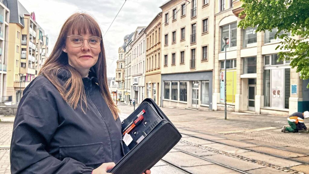 Die Wohnungsbaugesellschaft Plauen wertet die Wohn- und Geschäftshäuser an der Bahnhofstraße 35, 37 und 39 im Rahmen eines groß angelegten Sanierungsprojekts umfassend auf (rechts im Bild). WbG-Mitarbeiterin Susanne Würtemberger ist Ansprechpartnerin für Interessenten und zukünftige Mieter. Foto: Sebastian Höfer