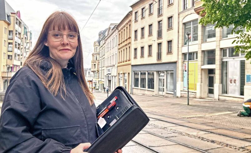 Die Wohnungsbaugesellschaft Plauen wertet die Wohn- und Geschäftshäuser an der Bahnhofstraße 35, 37 und 39 im Rahmen eines groß angelegten Sanierungsprojekts umfassend auf (rechts im Bild). WbG-Mitarbeiterin Susanne Würtemberger ist Ansprechpartnerin für Interessenten und zukünftige Mieter. Foto: Sebastian Höfer