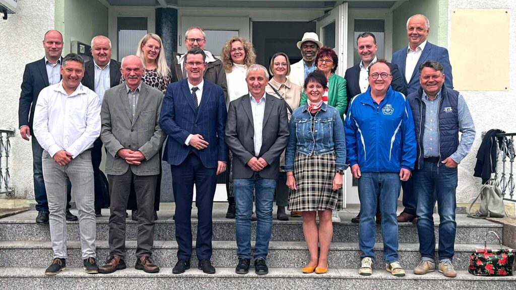 Unternehmer und Politik auf Augenhöhe: Unternehmer Michael Czerwenka (blaue Trainingsjacke) lud in seiner Funktion als Vorstand des Wirtschaftsrates Sachsen Sektion Vogtland nach Coschütz ein. Mit dabei waren Unternehmer aus Plauen, Auerbach, Coschütz sowie Elsterberg und die Landtagsabgeordneten Jörg Schmidt, Andreas Heinz und Landrat Thomas Hennig. Foto: Sebastian Höfer