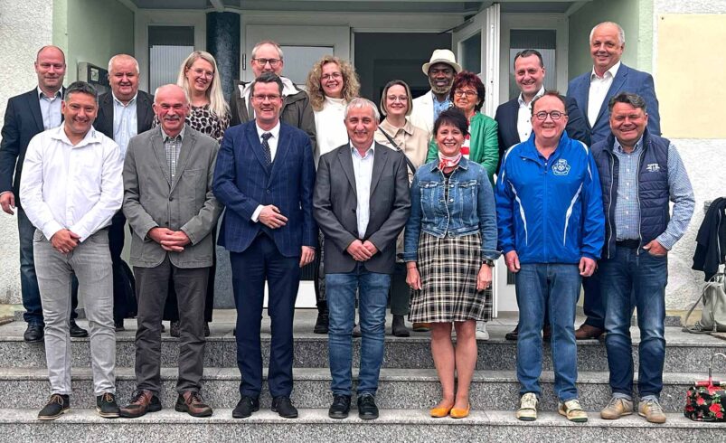 Unternehmer und Politik auf Augenhöhe: Unternehmer Michael Czerwenka (blaue Trainingsjacke) lud in seiner Funktion als Vorstand des Wirtschaftsrates Sachsen Sektion Vogtland nach Coschütz ein. Mit dabei waren Unternehmer aus Plauen, Auerbach, Coschütz sowie Elsterberg und die Landtagsabgeordneten Jörg Schmidt, Andreas Heinz und Landrat Thomas Hennig. Foto: Sebastian Höfer