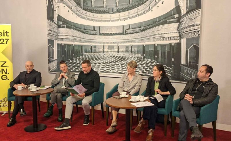 v. li.na.re: Sergei Vanaev (Ballettdirektor), Christina Schmidt (Chefdramaturgin), Dirk Löschner (Generalintendant), Sandra Kaiser (Geschäftsführerin), Ulrike Sorge (Leiterin JUPZ!), Leo Siberski (GMD). Foto: Carolin Eschenbrenner
