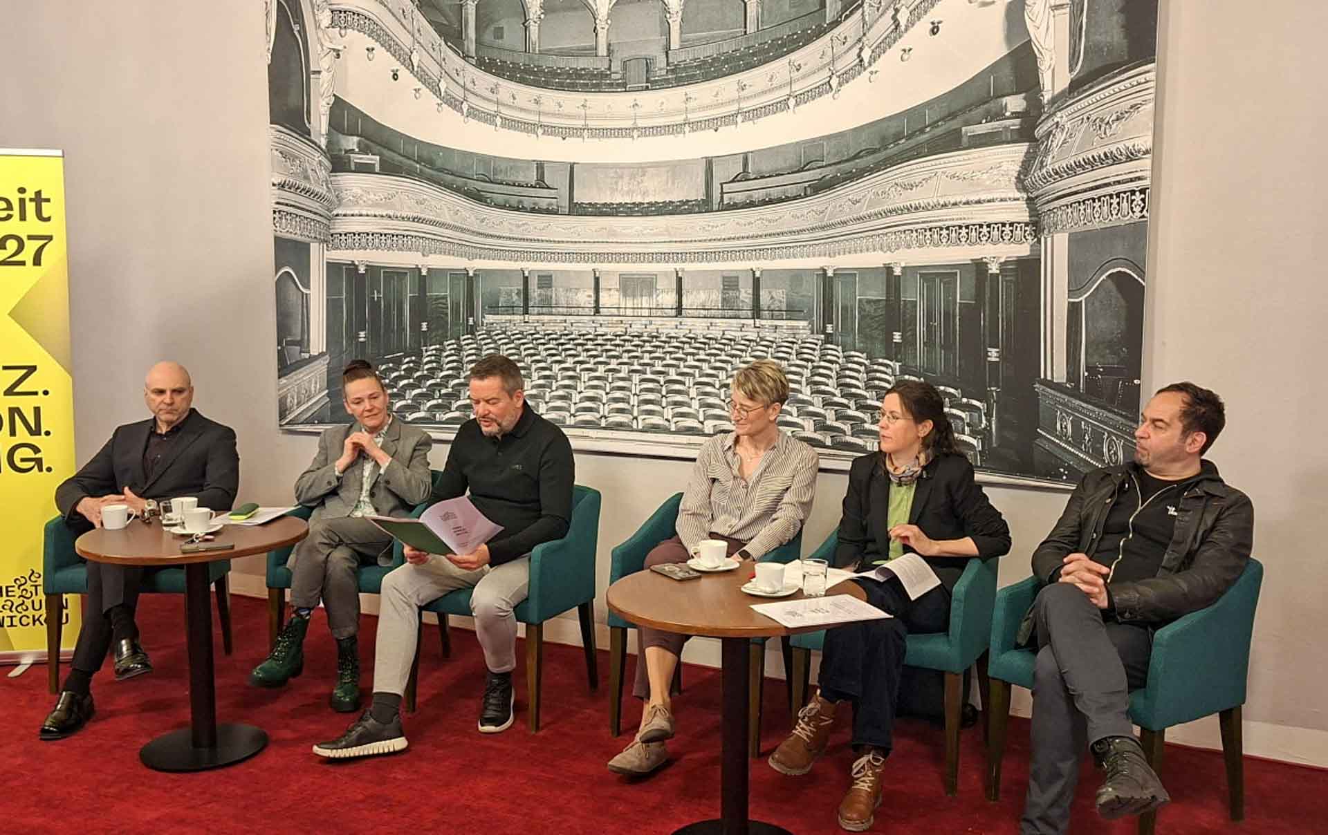 v. li.na.re: Sergei Vanaev (Ballettdirektor), Christina Schmidt (Chefdramaturgin), Dirk Löschner (Generalintendant), Sandra Kaiser (Geschäftsführerin), Ulrike Sorge (Leiterin JUPZ!), Leo Siberski (GMD). Foto: Carolin Eschenbrenner